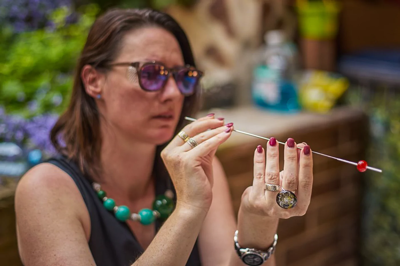 Elodie Gaillard au chalumeau dans son atelier d'ete