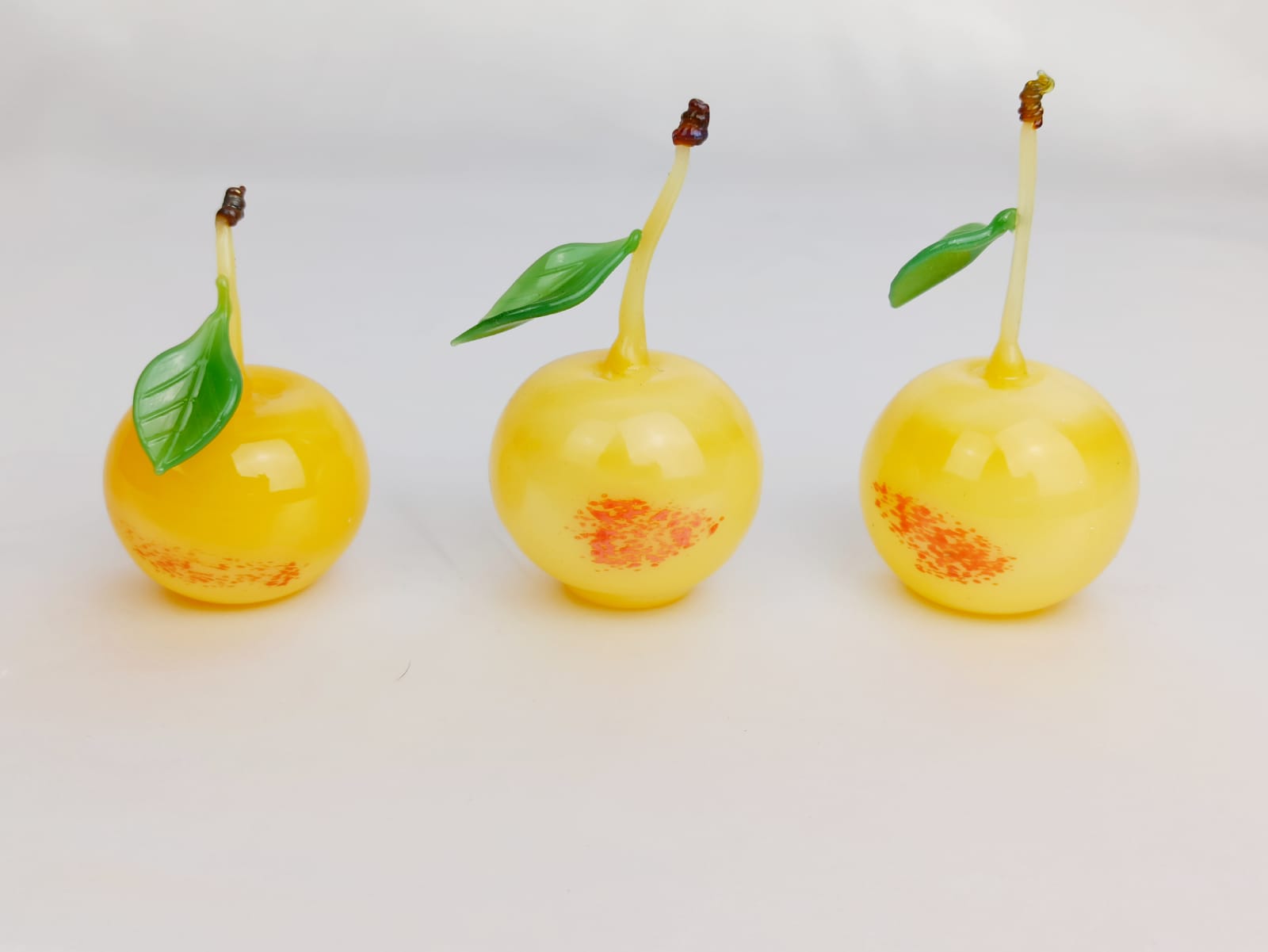 trois mirabelles soufflées
