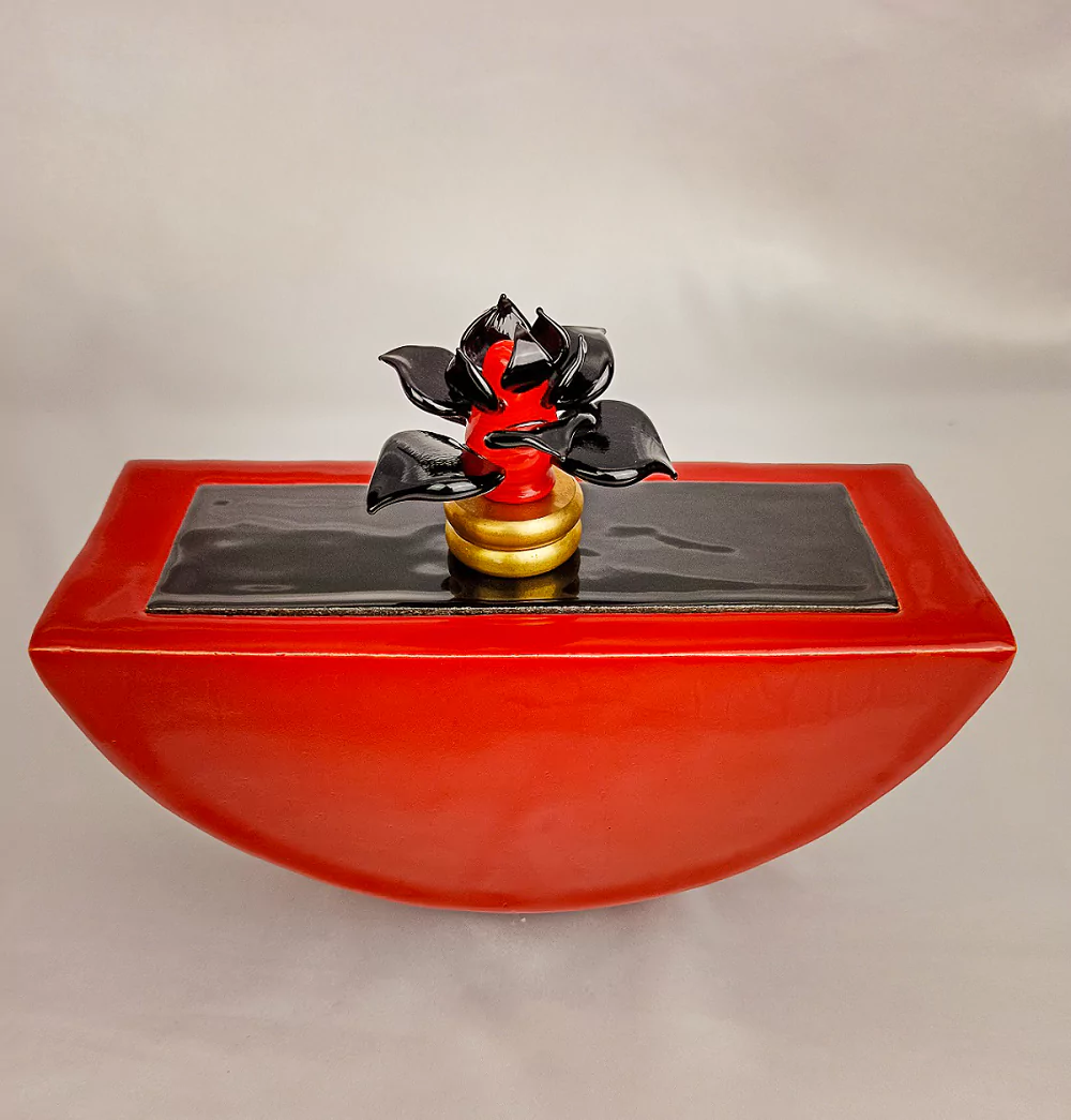Boite demie lune en faience rouge et noire et fleur de lotus