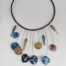 collier paon verre effet bleu irisé, jaune, violet rose,vert