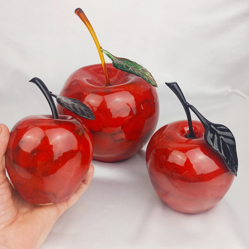 3 Pommes ceramique Faience rouge dans ma main
