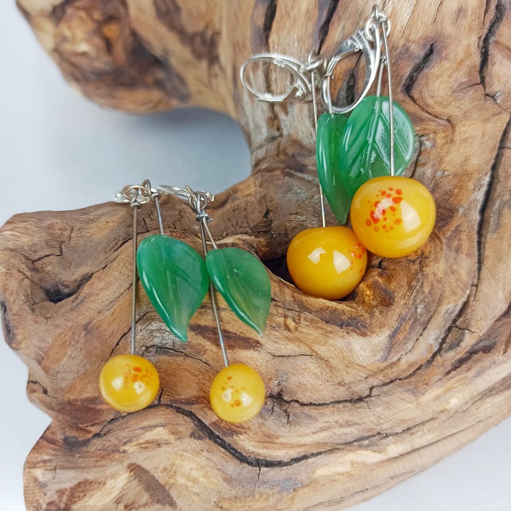 Boucles d'oreilles Mirabelles sur deco bois grosse taille et petite taille