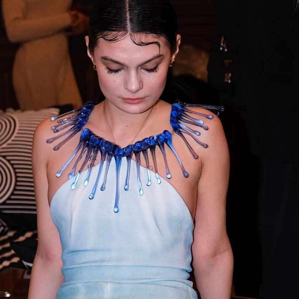 Collier gouttes d'eau pour la fashion week de paris mars 2023