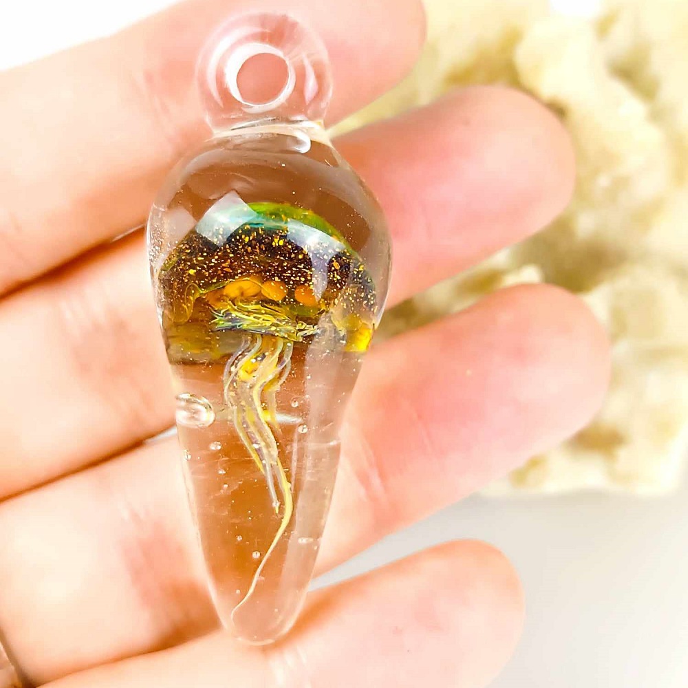 pendentif en verre filé au chalumeau